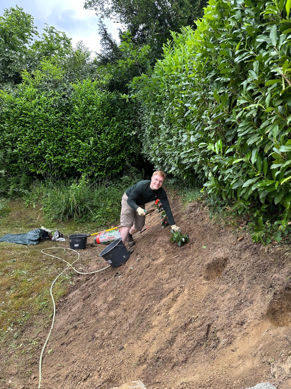 Studierende mit Pflanzen im Garten
